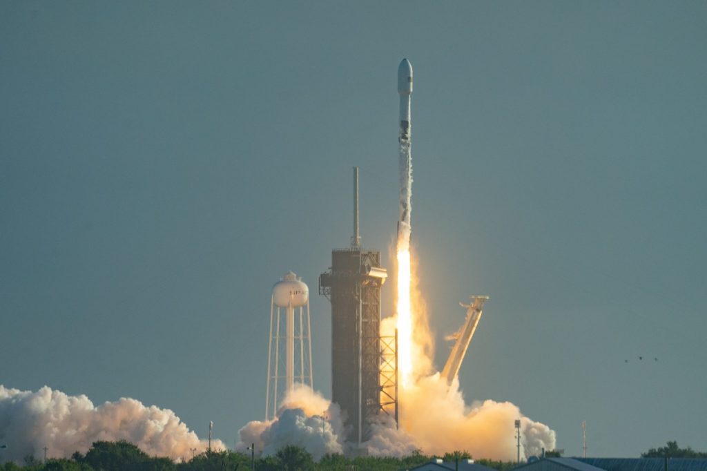 A 13-a misiune Starlink a decolat de la Kennedy Space Center din Florida. 60 de sateliți pe orbită, trimiși pe orbită