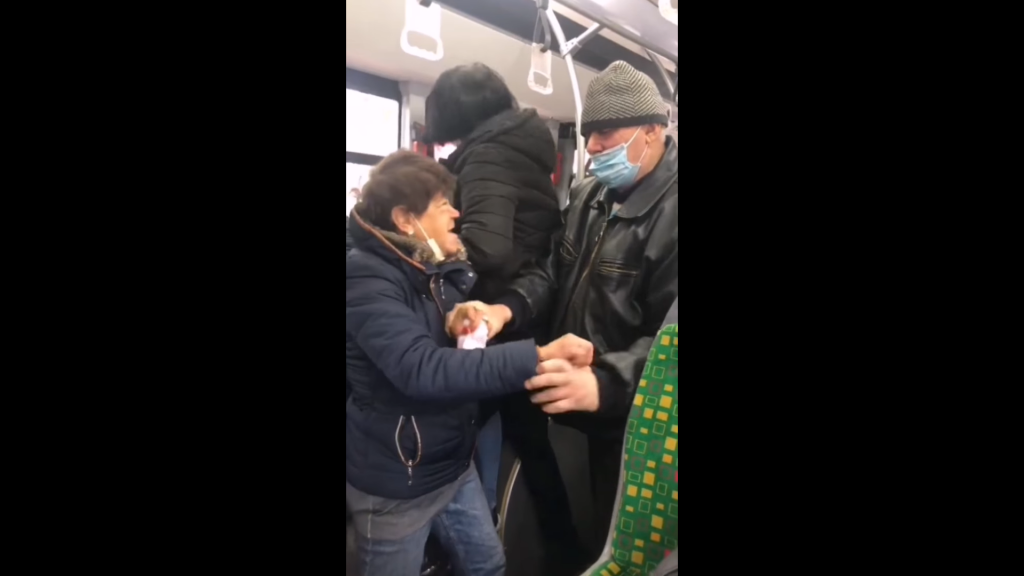 Bătaie într-un autobuz din Iași între doi călători. Scandalul ar fi plecat de la masca purtată prost. VIDEO