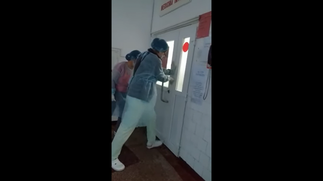 Un primar din Teleorman, confirmat cu COVID-19, a încercat să fugă din spital. Asistentele au ținut ușa lovită de bărbat: „A luat scaunul. Dați-vă că a luat scaunul”