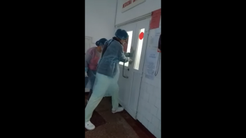 Un primar din Teleorman, confirmat cu COVID-19, a încercat să fugă din spital. Asistentele au ținut ușa lovită de bărbat: „A luat scaunul. Dați-vă că a luat scaunul”