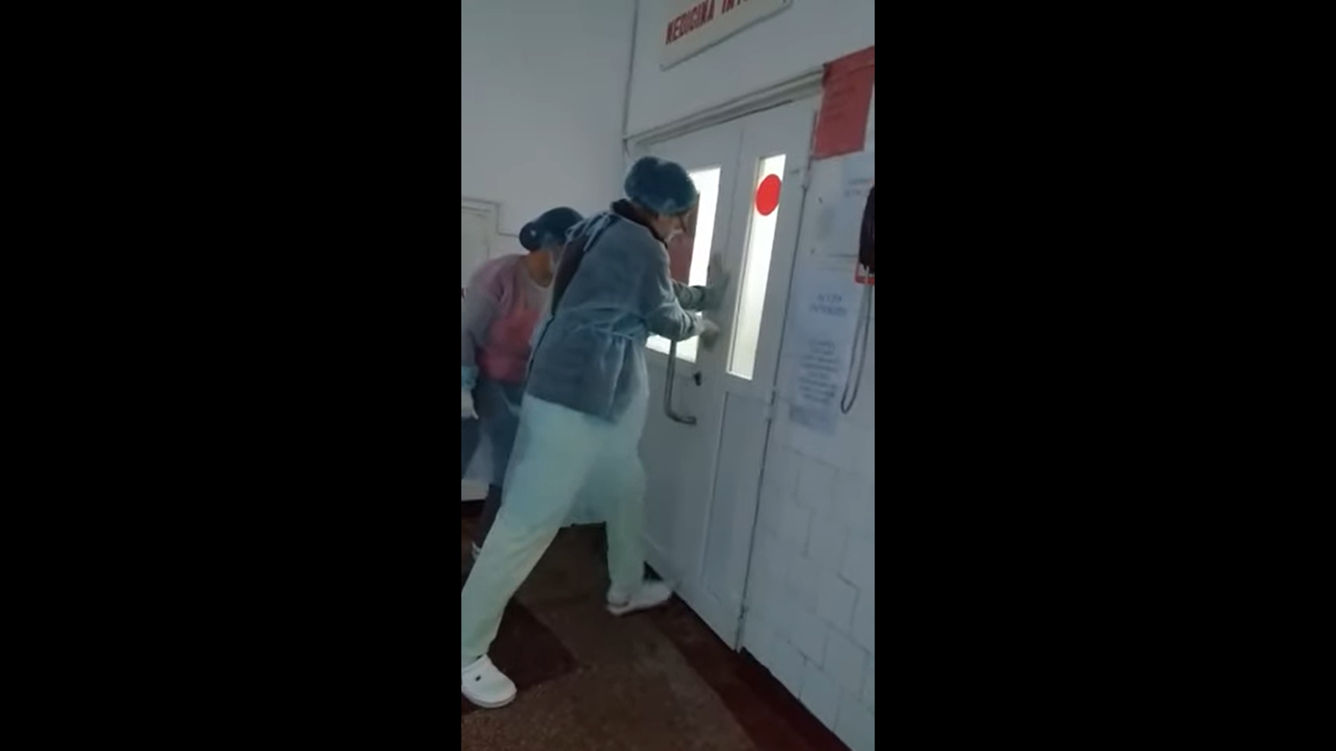 Un primar din Teleorman, cu COVID-19, a încercat să fugă din spital, lovind în ușă. Asistentă: „Dați-vă că a luat scaunul”