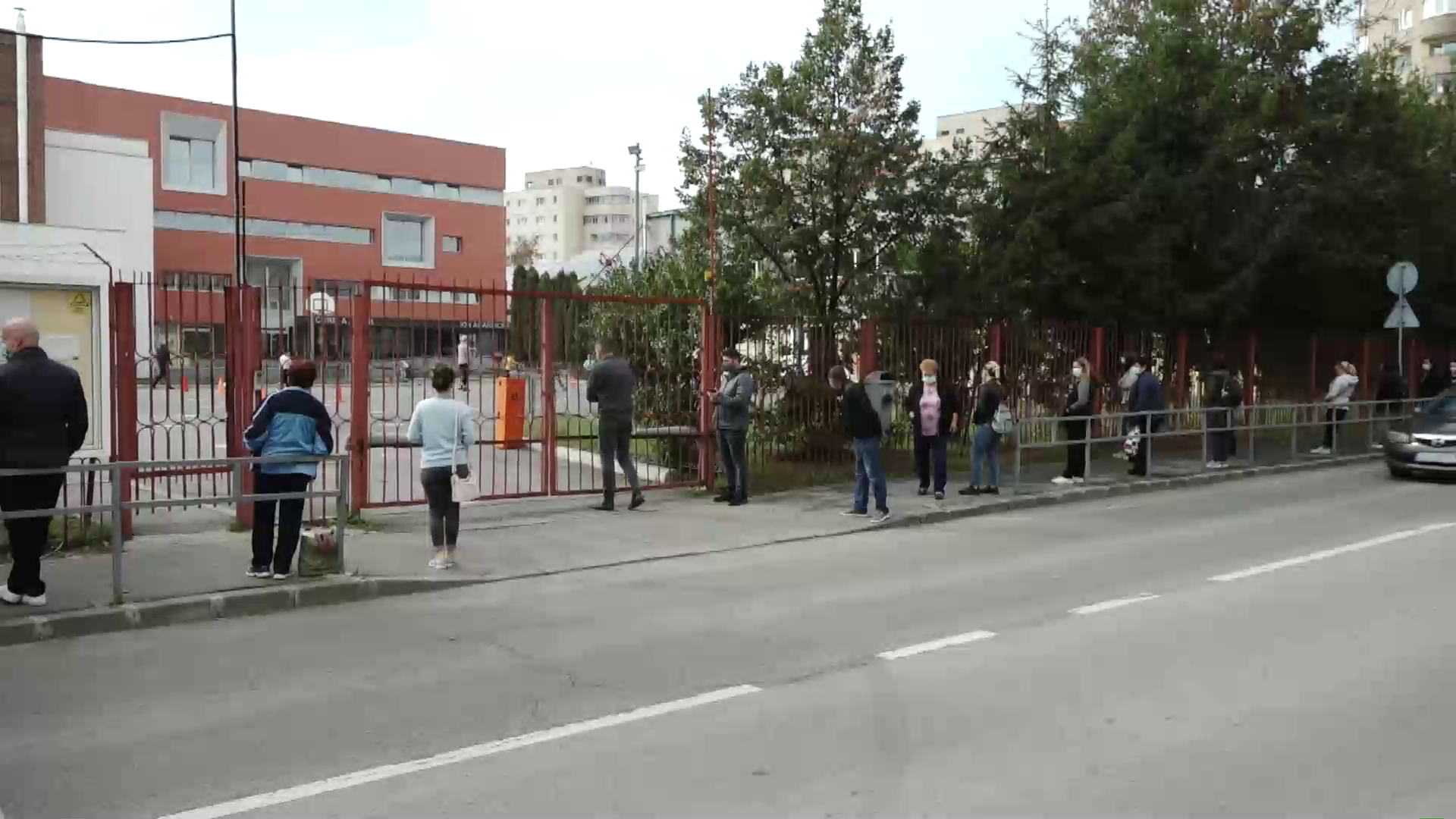 Explozie de cazuri COVID-19 în școlile din Cluj. Părinții se tem pentru copiii lor: „E riscant, dar asta e situaţia”