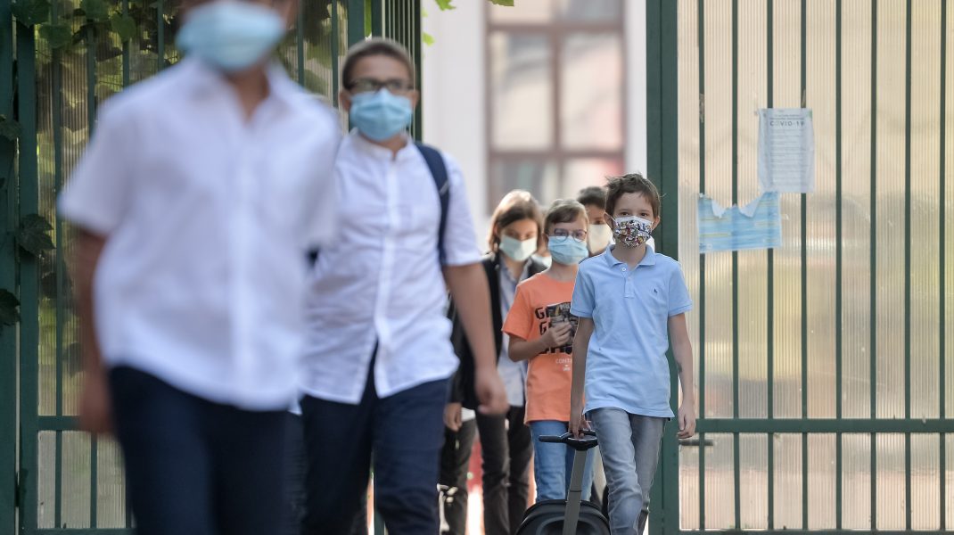 Purtarea măștii în apropierea școlilor este obligatorie. Multe persoane nici măcar nu își dau seama, însă, că sunt lângă unități de învățământ