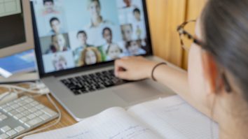 Cursuri online, studenți fericiți. Scapă creșele și afterschool-urile