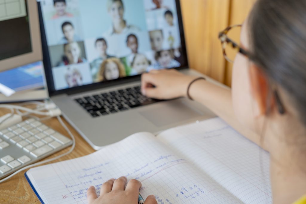 Inspector școlar general București: Predarea online în școli se va prelungi