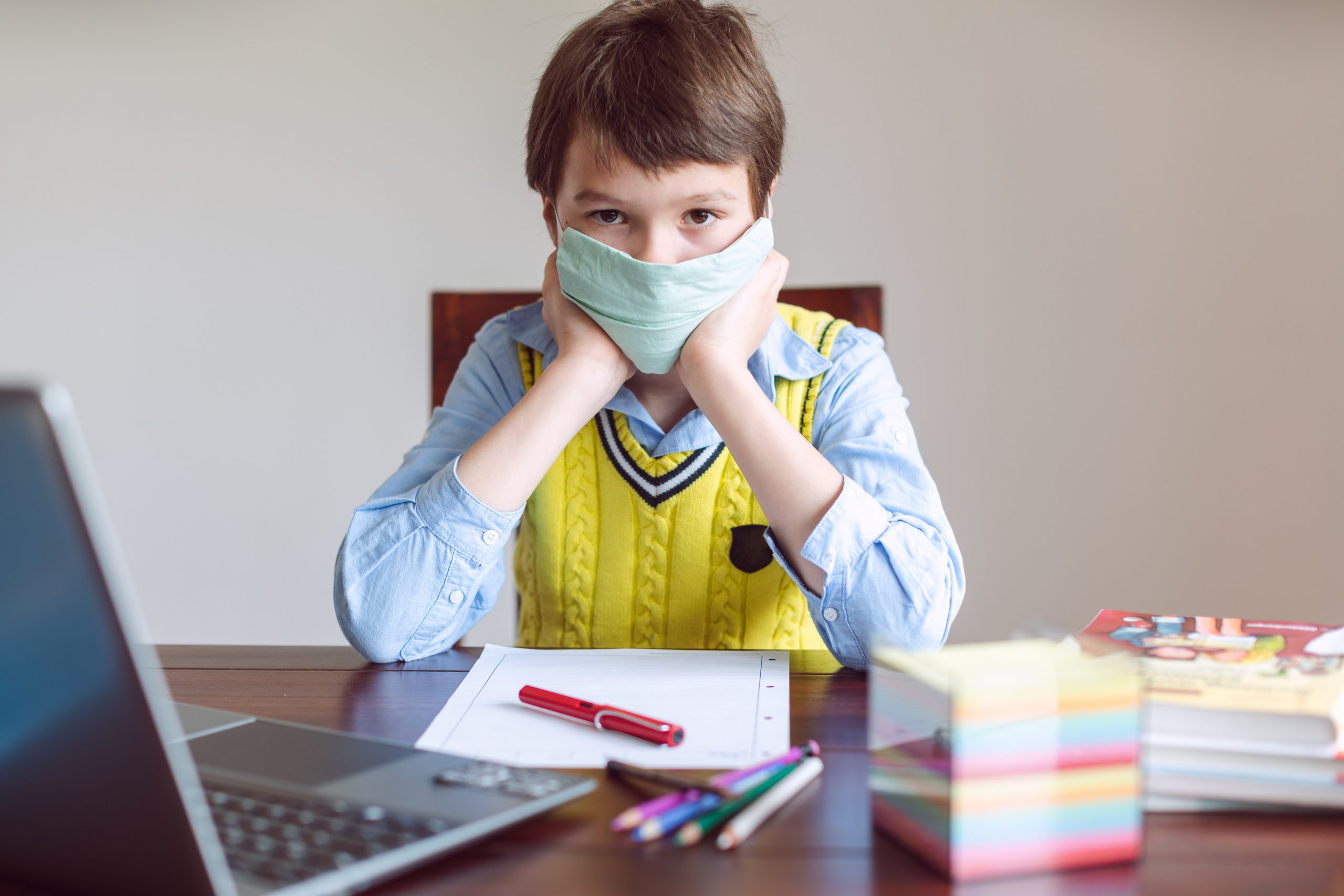 Elevii claselor primare vor putea purta măști textile la școală. Anunțul ministrului Sănătății