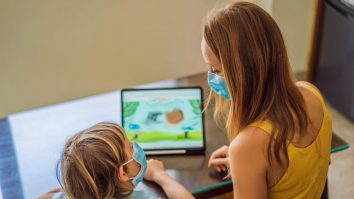 Online, dar cu mintea la joacă. Ce înseamnă pentru un băiețel de 4 ani să facă lecțiile online