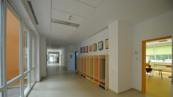 Școlile private din Brașov, amenințate de faliment după ce au intrat în scenariul roșu. Revolta unei directoare