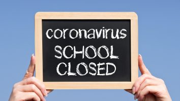 Școlile private nu au fost luate pe nepregătite de intrarea în scenariul roşu. Cum învață o elevă în clasa a  VII-a