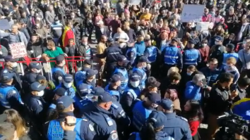 Îmbrânceli la Sfânta Parascheva, în Iași. Oamenii au forțat cordonul de jandarmi: „Vrem la Cuvioasa!”