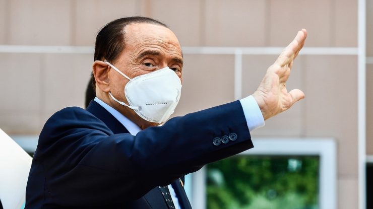 silvion berlusconi saluta cu masca anti-covid pe față.
