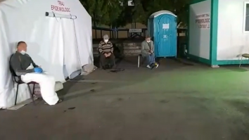 Scene revoltătoare. Pacienți tratați afară în curtea Spitalului Județean Neamț, în miezul nopții. Probele de urină și sânge, recoltate „după colț”
