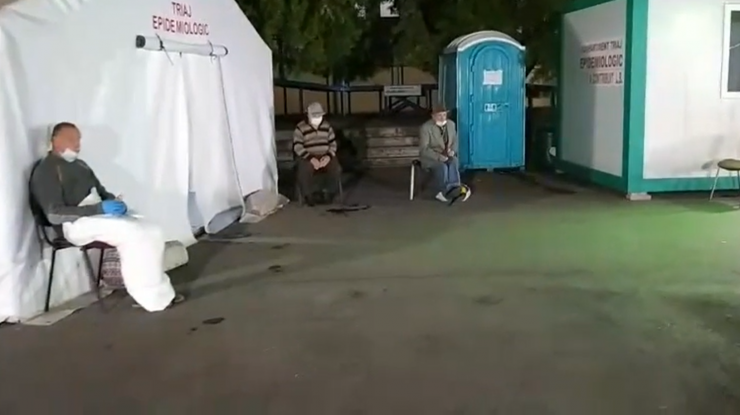 Scene revoltătoare. Pacienți tratați afară în curtea Spitalului Județean Neamț, în miezul nopții. Probele de urină și sânge, recoltate „după colț”