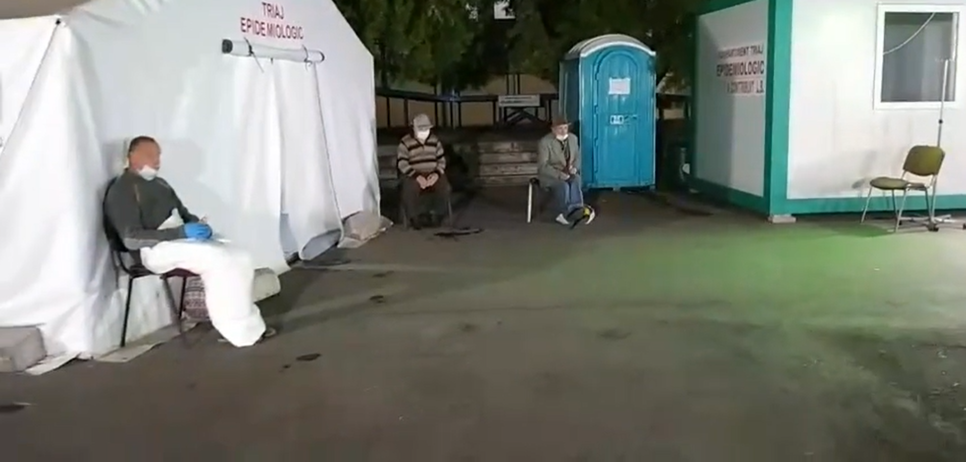 Scene revoltătoare. Pacienți tratați afară în curtea Spitalului Județean Neamț, în miezul nopții. Probele de urină și sânge, recoltate „după colț”