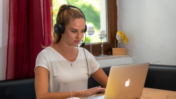 Cursurile online nu mai sunt o povară pentru studenți. Nu mai pierd timp în trafic și pot participa de oriunde