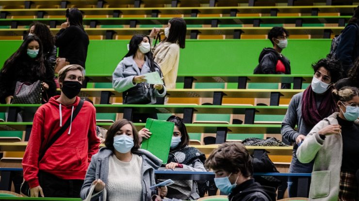 Idee de business periculoasă. Mai mulți studenți s-au infectat voit cu Sars-Cov-2 ca să facă bani