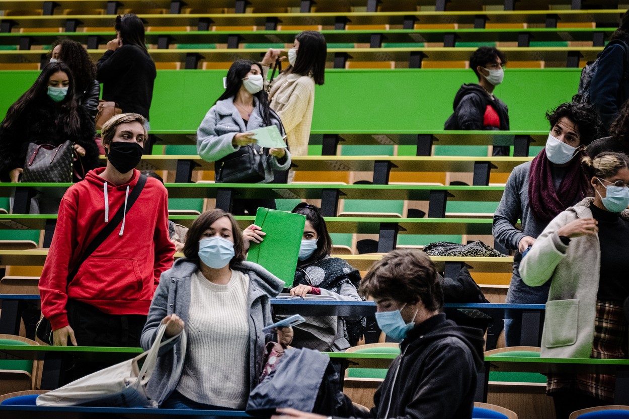 Studiu. Femeile sunt mai educate decât bărbații