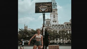 Povestea tinerei care străbate America în lung și în lat, având mereu la purtător coșul ei de baschet