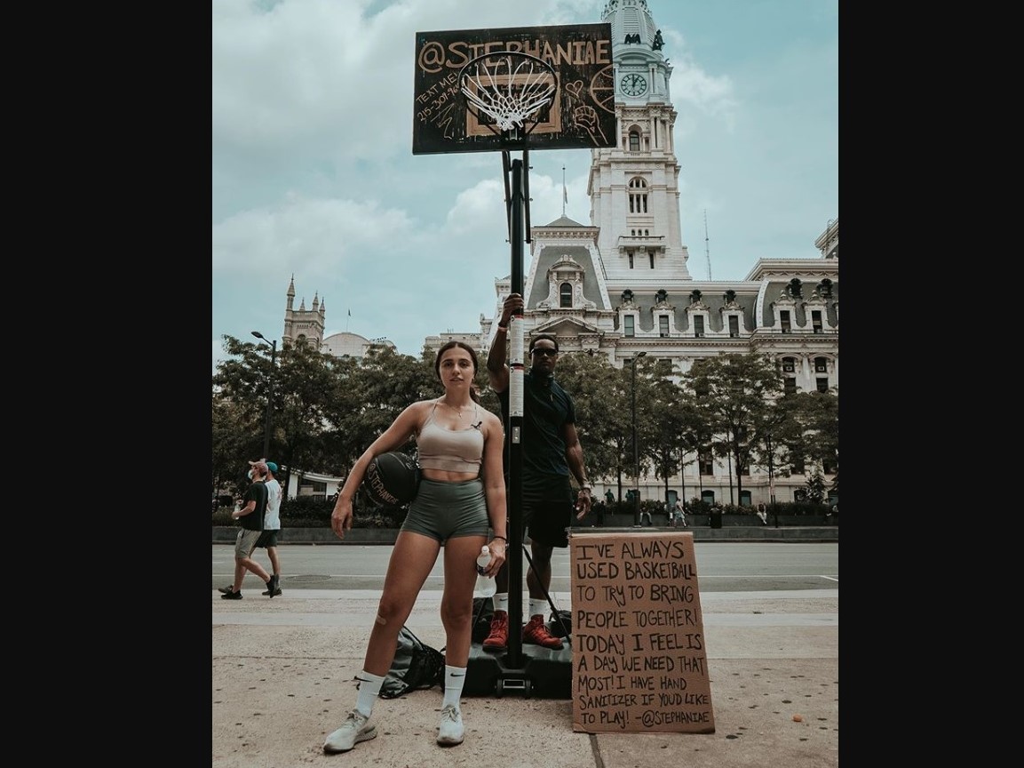 Povestea tinerei care străbate America în lung și în lat, având mereu la purtător coșul ei de baschet