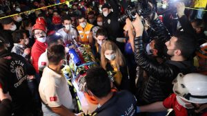 O tânără de 14 ani a stat 9 ore şi jumătate sub dărâmături în Turcia. Momentul în care e scoasă la suprafață