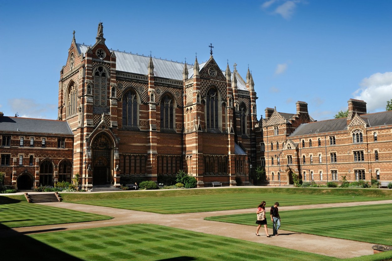 Se dublează taxele pentru studenții români după Brexit. Ce beneficii mai pierd tinerii