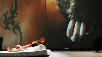 Teatrul se mută în online. Cât costă un bilet la spectacolul pe care poți să îl vezi din pat