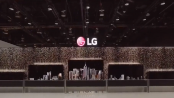 LG a lansat noul televizor pliabil Signature OLED R. Costă cât o casă
