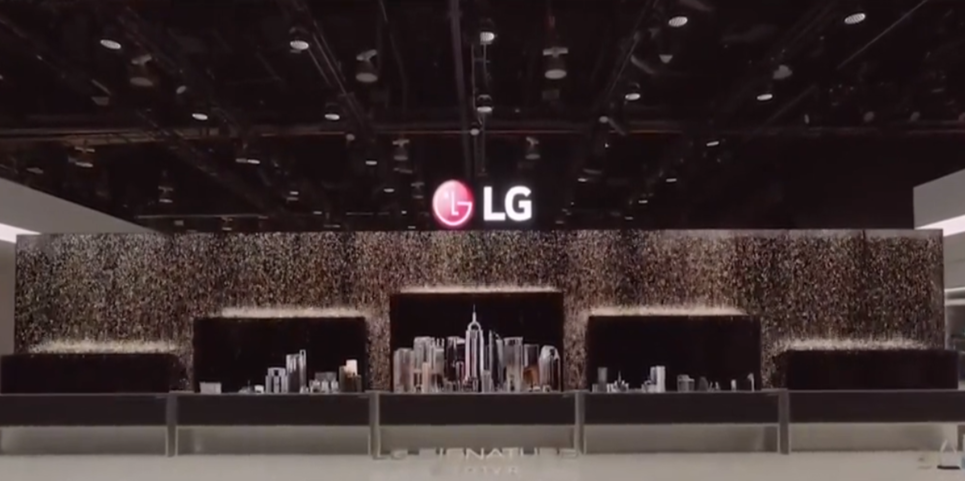 LG a lansat noul televizor pliabil Signature OLED R. Costă cât o casă