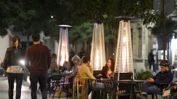 Terasele încălzite, salvarea HoReCa. Managerii de terase așteaptă aprobări pentru prelate anti-vânt