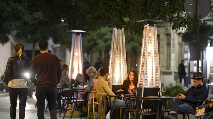 Terasele încălzite, salvarea HoReCa. Managerii de terase așteaptă aprobări pentru prelate anti-vânt