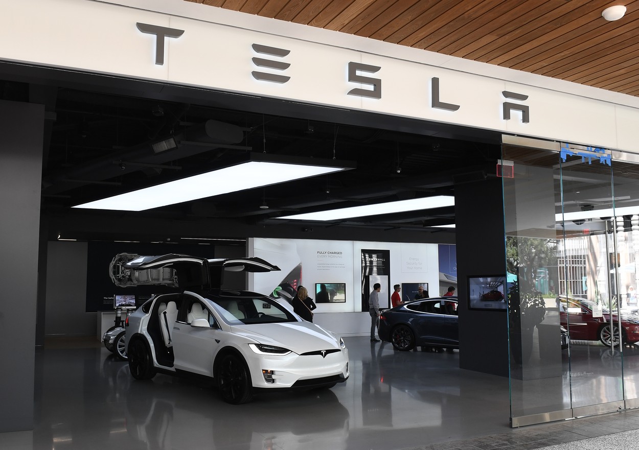 Cum au ajuns milionari cei care au investit în Tesla. În ce acțiuni bagă românii banii