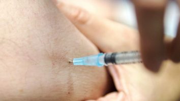 AstraZeneca şi Johnson reiau testele clinice pentru vaccinul împotriva coronavirusului