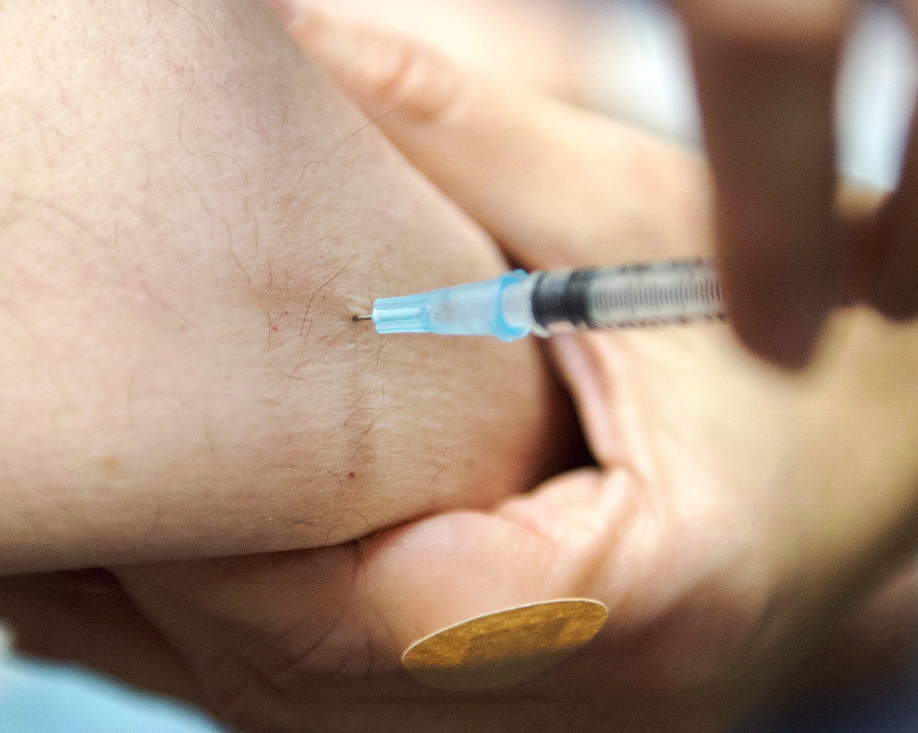 AstraZeneca şi Johnson reiau testele clinice pentru vaccinul împotriva coronavirusului