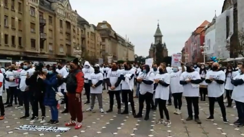 Sute de oameni din industria HoReCa au protestat în stradă, la Timișoara. „Ne dorim să fim lăsați să muncim”