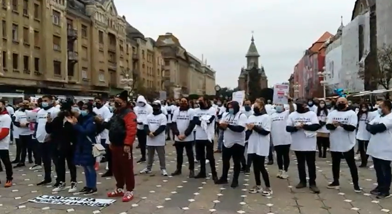 Sute de oameni din industria HoReCa au protestat în stradă, la Timișoara. „Ne dorim să fim lăsați să muncim”