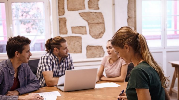 Tinerii îşi pierd încrederea în democraţie, la nivel mondial, arată un studiu Cambridge