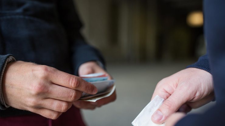 Cea mai bătrână persoană dată în urmărire în România are 82 de ani. Condamnată în 2015 pentru trafic de droguri