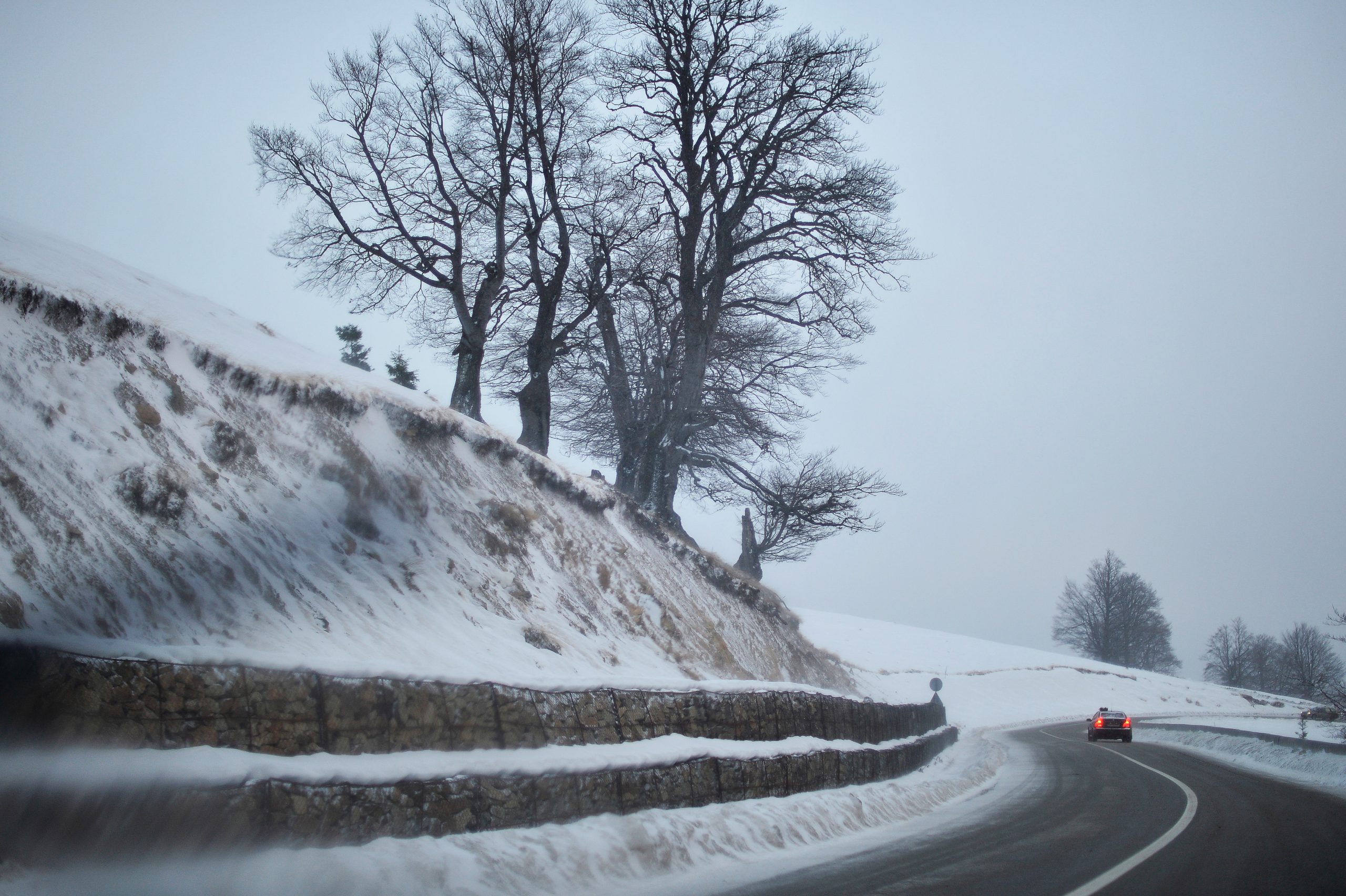 GALERIE FOTO Circulația pe Transalpina, închisă din cauza ninsorii abundente