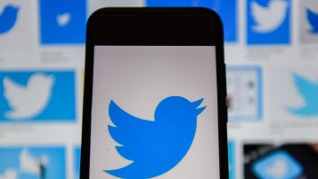 Twitter suspendă mesajele denigratoare la adresa lui Donald Trump