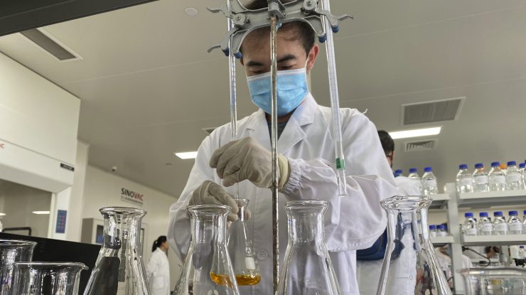 Studiu: 6 din 10 români s-ar vaccina împotriva COVID-19, dacă ar exista un vaccin