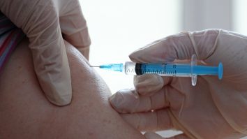 Unul dintre cele mai importante vaccinuri COVID-19 din lume produce un răspuns imun atât la tineri, cât şi la vârstnici