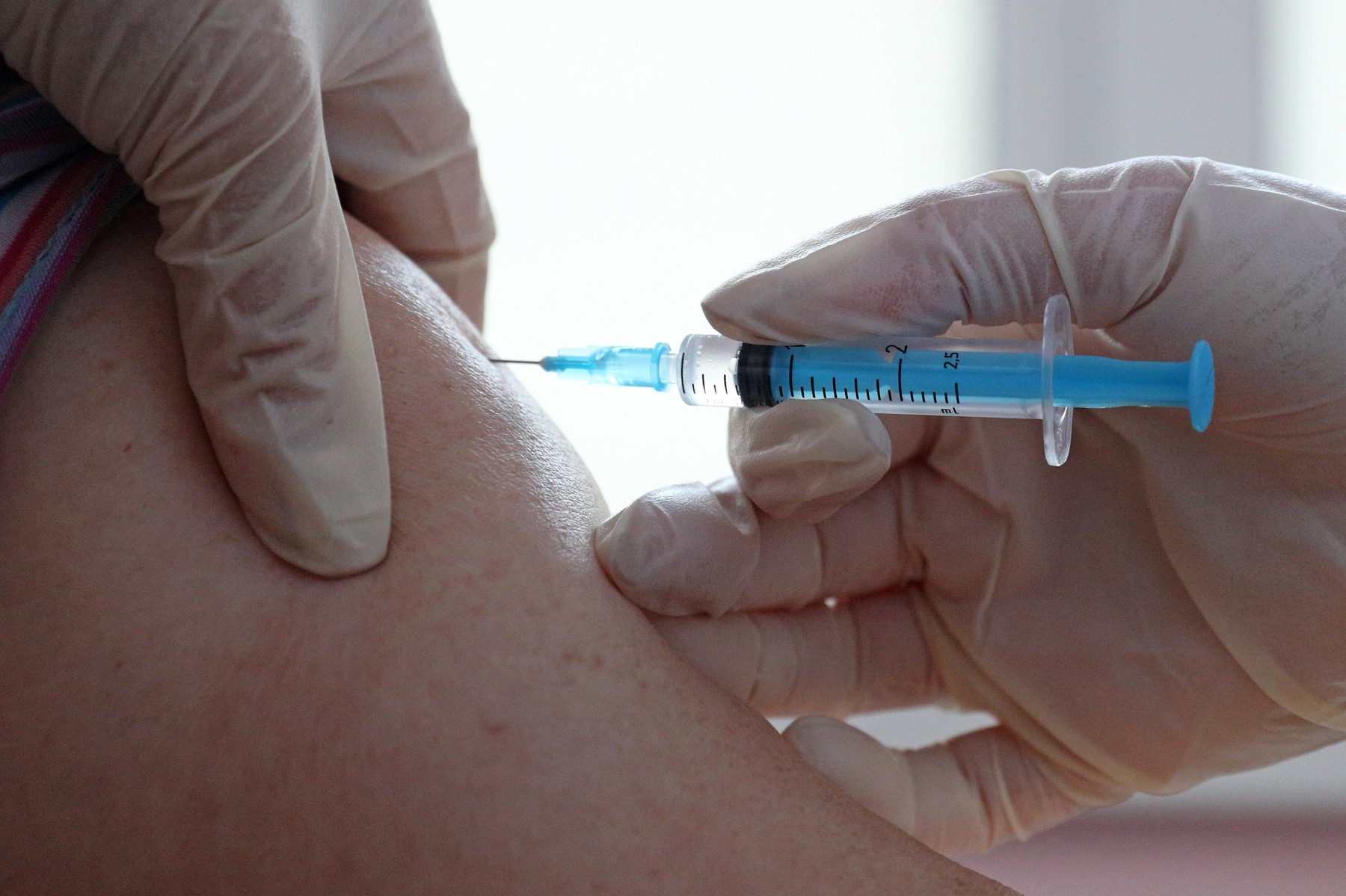Unul dintre cele mai importante vaccinuri COVID-19 din lume produce un răspuns imun atât la tineri, cât şi la vârstnici