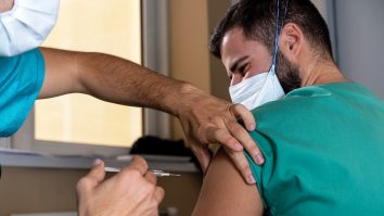 Românii, neîncrezători în vaccin. Aproape jumătate din români spun că nu s-ar imuniza