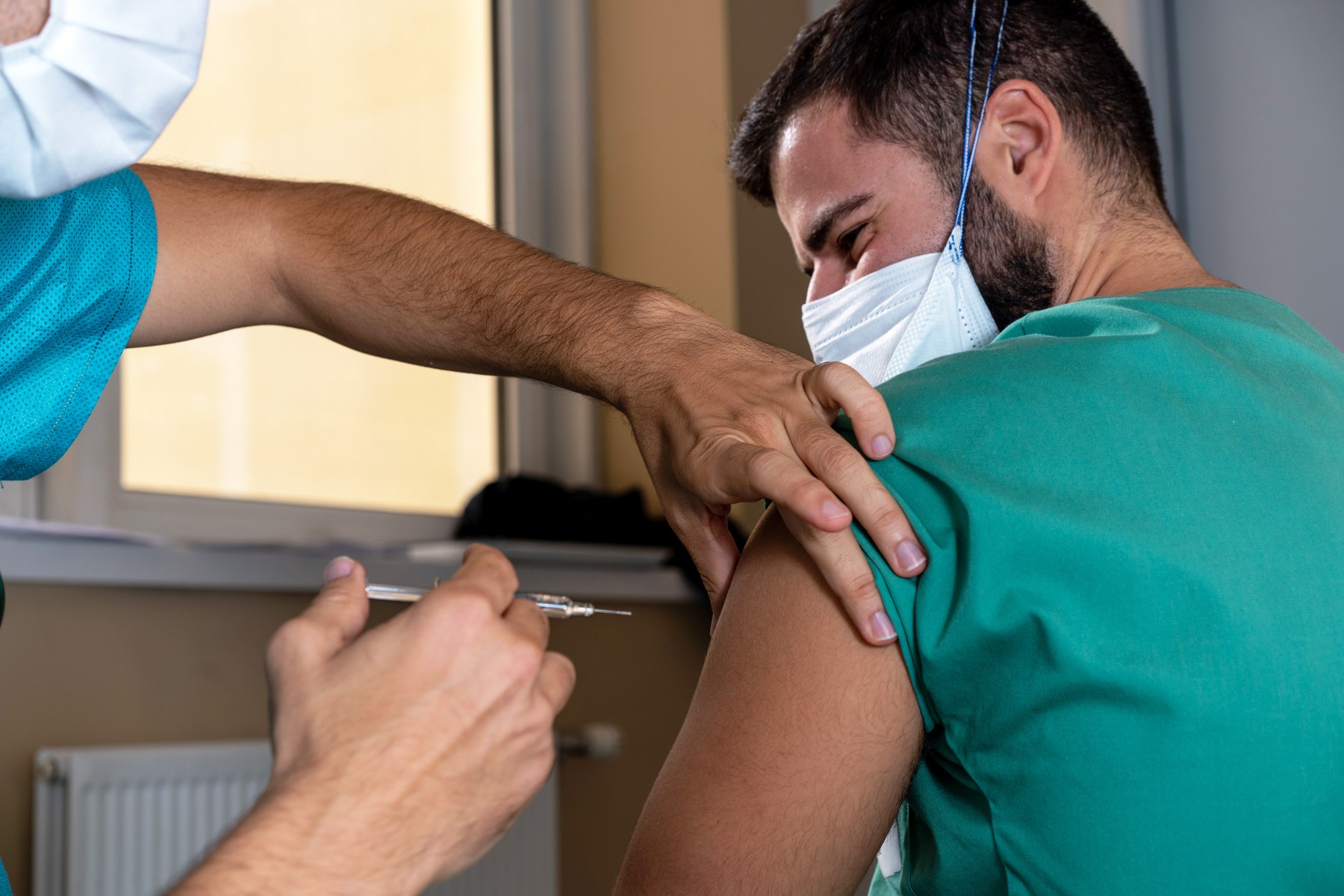 Românii, neîncrezători în vaccin. Aproape jumătate din români spun că nu s-ar imuniza