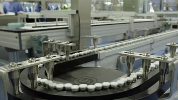 Fotografia așteptată de toată lumea: mii de doze de vaccin anti-Covid, pe linia de producție la o fabrică Pfizer din Belgia