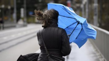 Cod galben de vânt puternic în următoarele ore în nouă judeţe. Ceaţă într-un judeţ