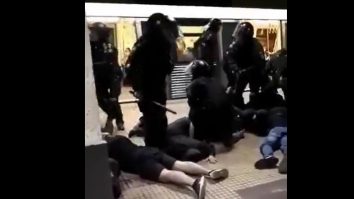 Violențe la metrou între jandarmi și suporterii echipelor Steaua și Dinamo. Momentul în care forțele de ordine intervin