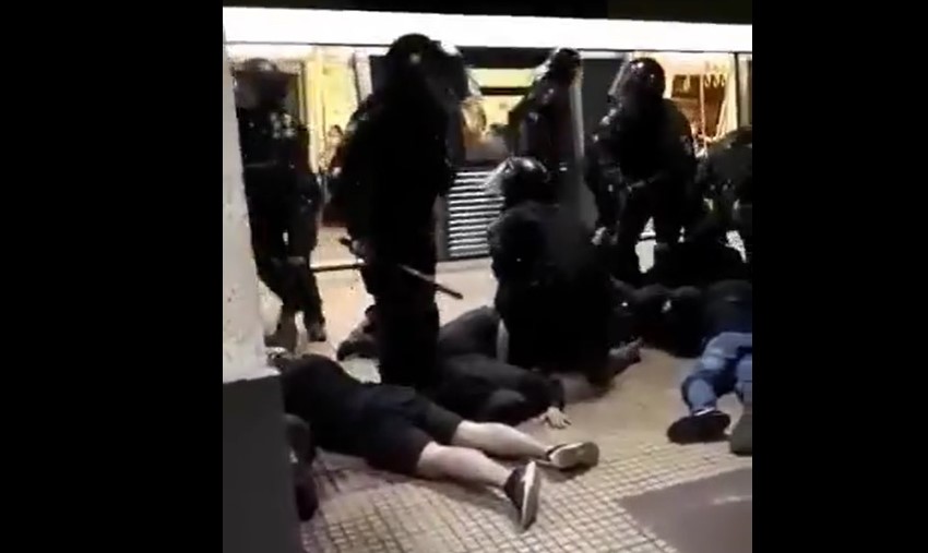 Violențe la metrou între jandarmi și suporterii echipelor Steaua și Dinamo. Momentul în care forțele de ordine intervin