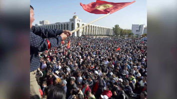 Aleși locali legați de copac. Oamenii din Kârgâzstan au ieșit în stradă să-și facă dreptate