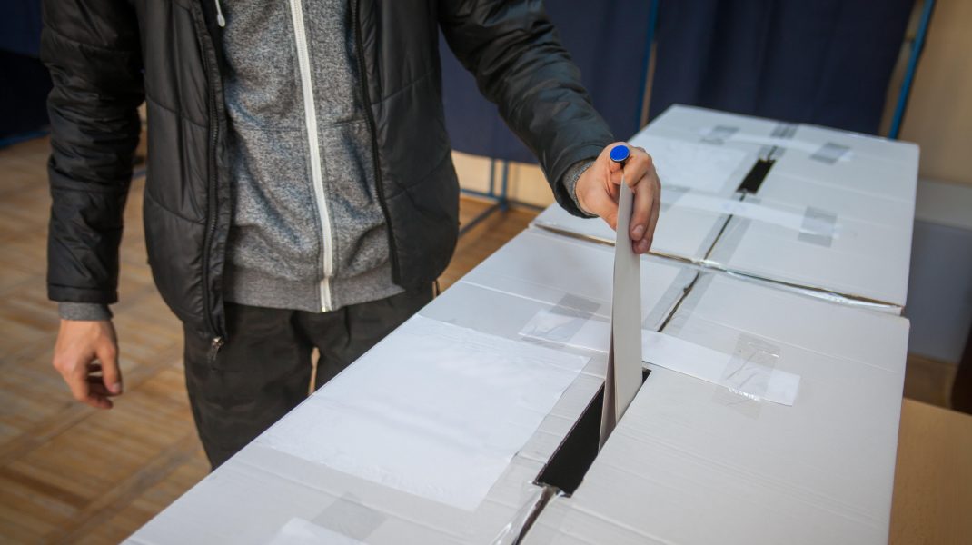 Doar 40.000 din cele șase milioane români din Diaspora s-au înscris pentru a vota prin corespondeţă